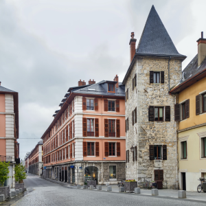 Photo d'une place du centre de Chambéry, illustrant l'article sur les quartiers de Chambéry